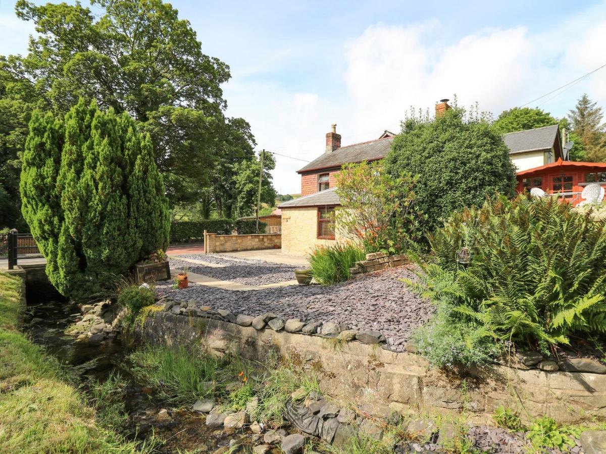 Brook Cottage Лланидлос Экстерьер фото